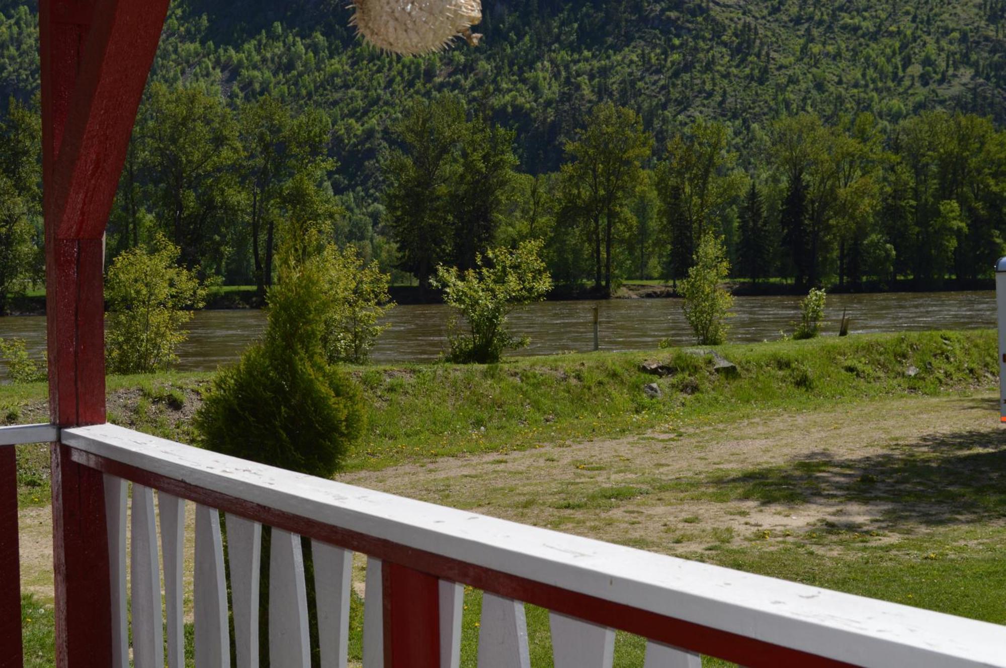 Rivermount Motel Little Fort Bagian luar foto