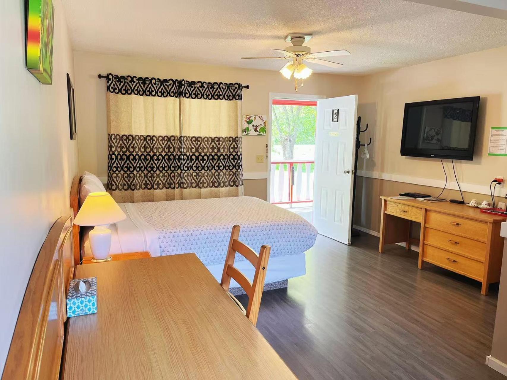 Rivermount Motel Little Fort Bagian luar foto