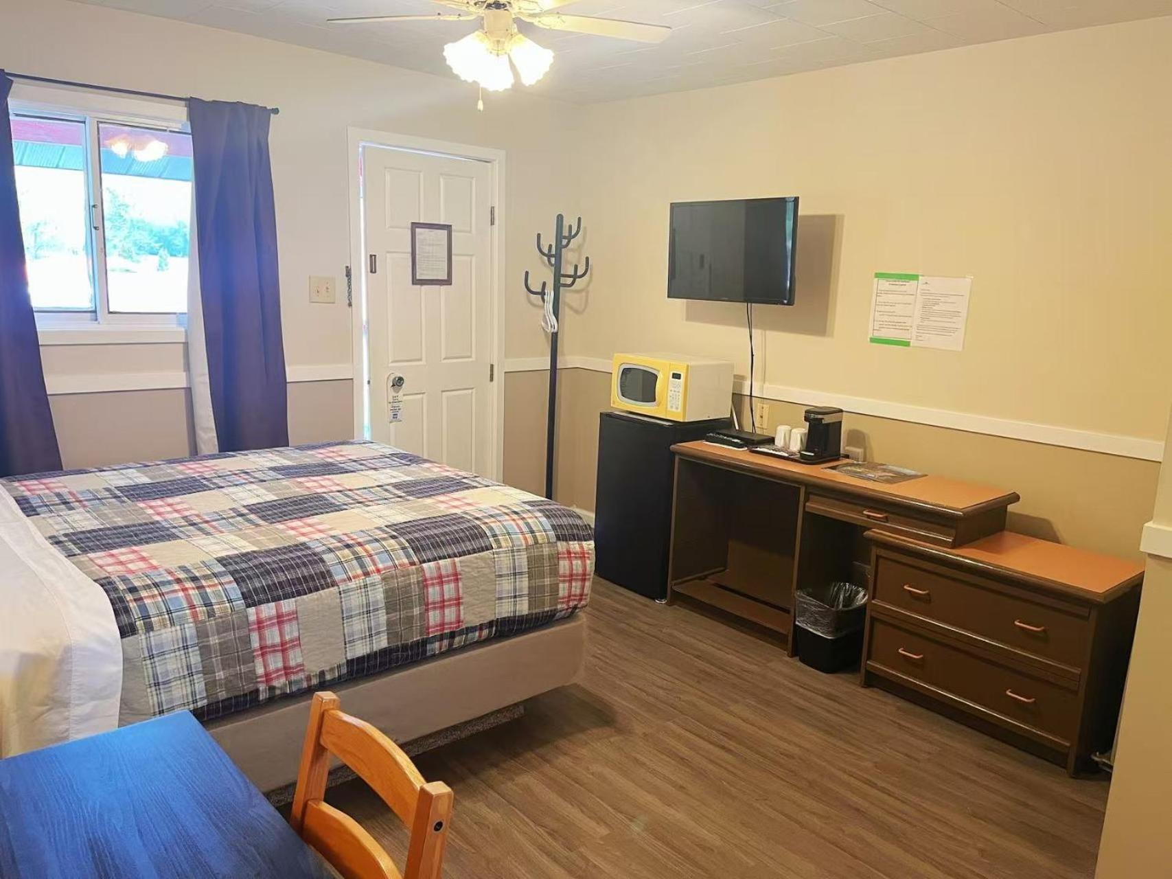 Rivermount Motel Little Fort Bagian luar foto