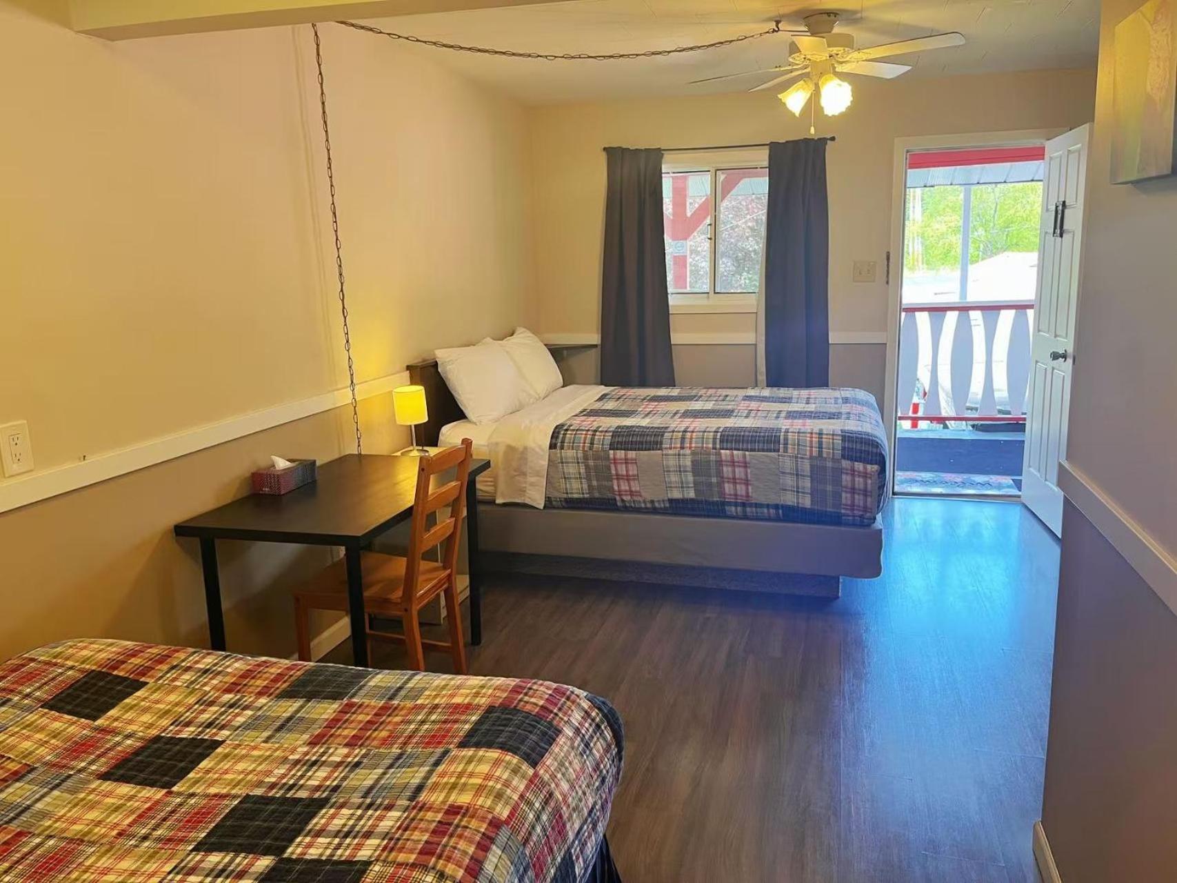 Rivermount Motel Little Fort Bagian luar foto