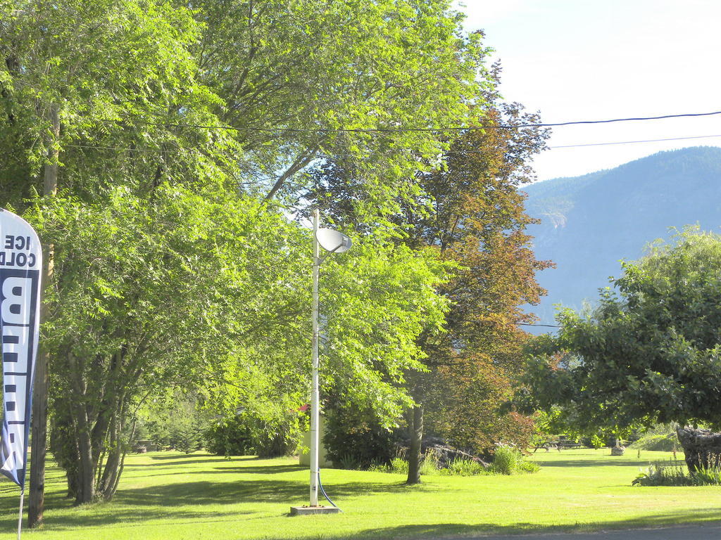 Rivermount Motel Little Fort Bagian luar foto