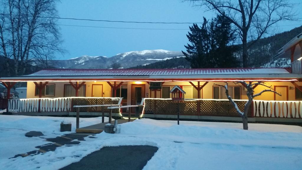 Rivermount Motel Little Fort Bagian luar foto